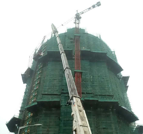 肇源吊车在工地上作业